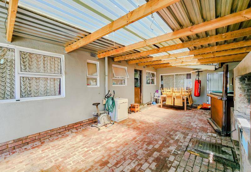 4 Bedroom Property for Sale in Peerless Park North Western Cape